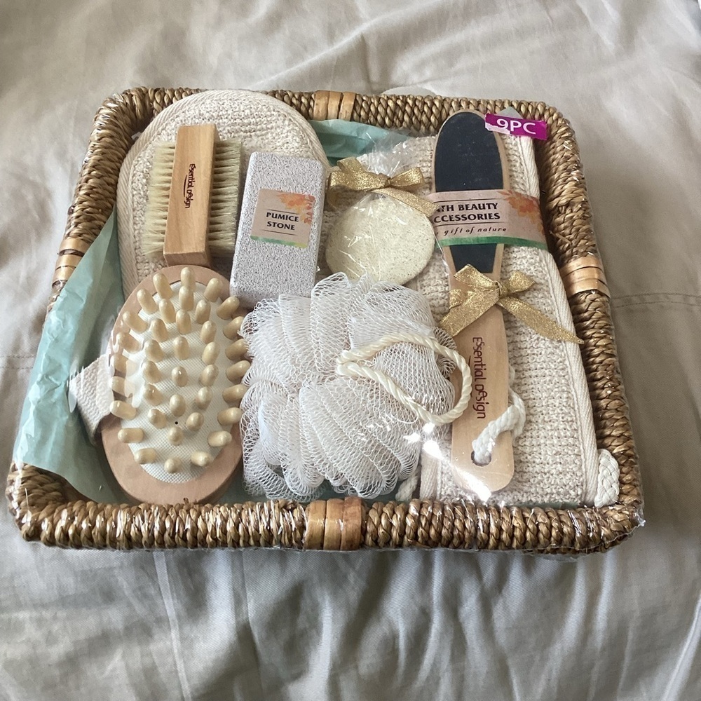 Essential Design Luxury Bath & Spa Gift Basket Set with Wood Massager nail brush - Picture 4 of 8